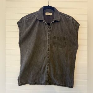 Madewell women’s faded black sleeveless cutoff shirt. Size XS.